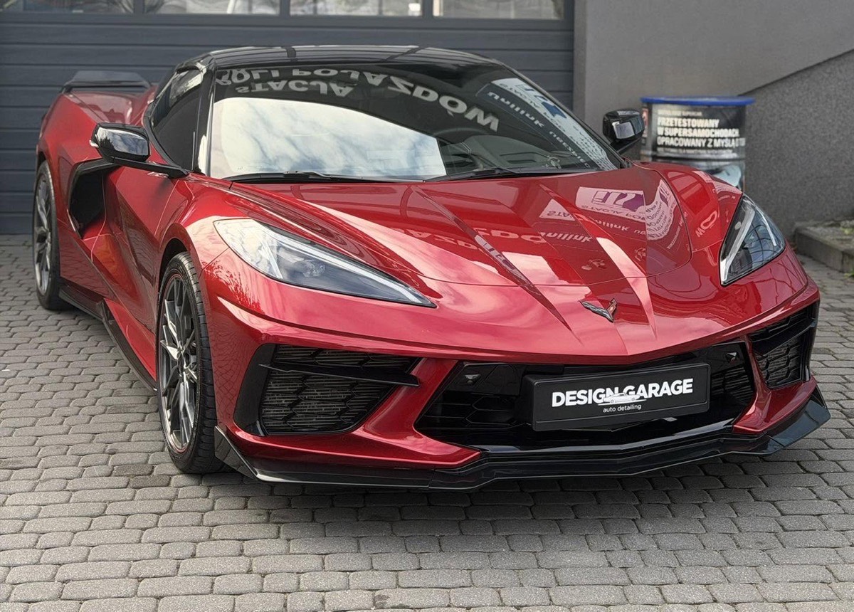 Czerwony Chevrolet Corvette od przodu po zabezpieczeniu folią ochronną