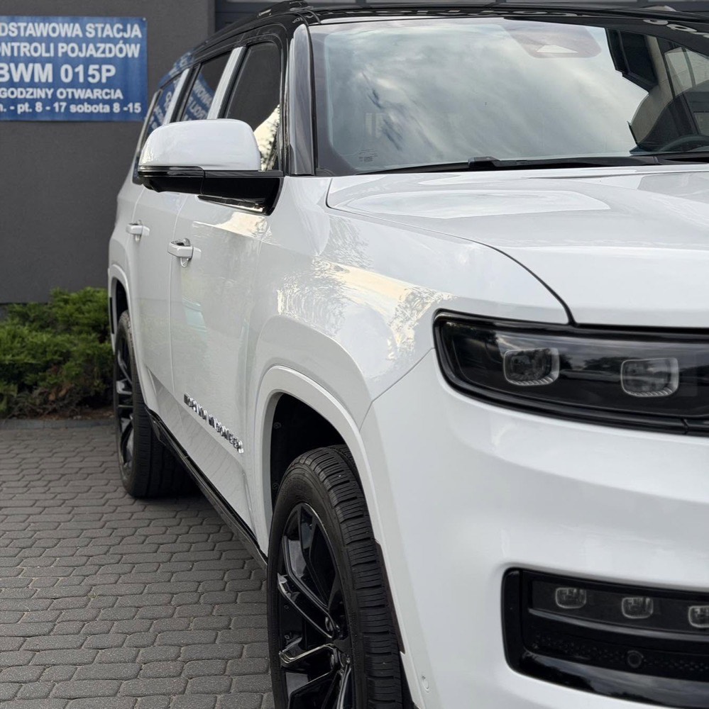Zbliżenie na przednie nadkolo Volvo XC60 z widoczną krawędzią aplikacji folii